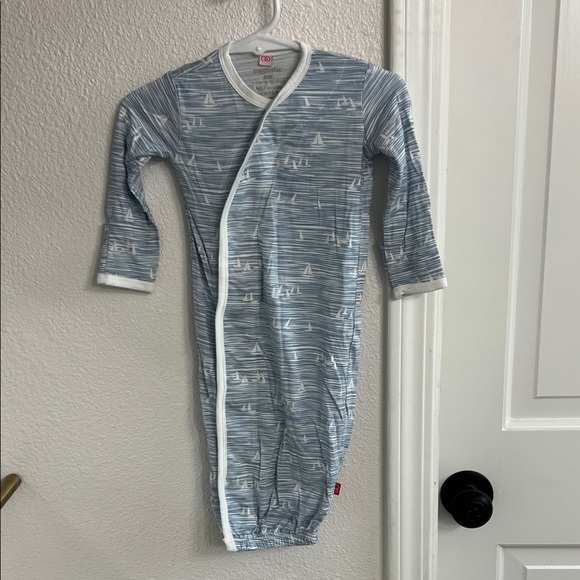 Magnetic Me Other - Magnetic Me Magnetic Open Bottom Gown - Size NB-3 Months